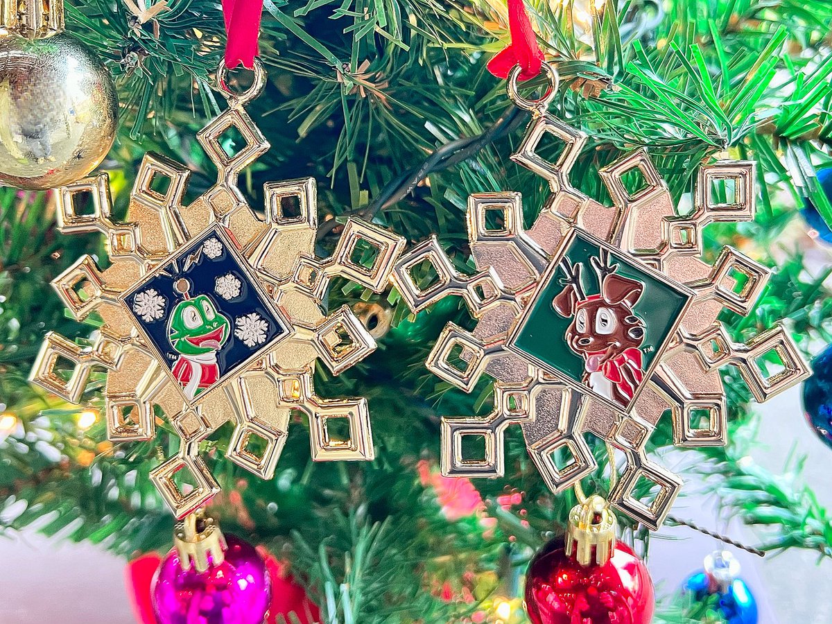 ShopGeocaching's tweet image. A holiday tradition, these #trackable ornaments are sure to make any Christmas tree (or #geocache) more festive! The 2021 ornaments have an intricate design and hang with their red ribbon. Save now on this set! bit.ly/3ptXTGp
