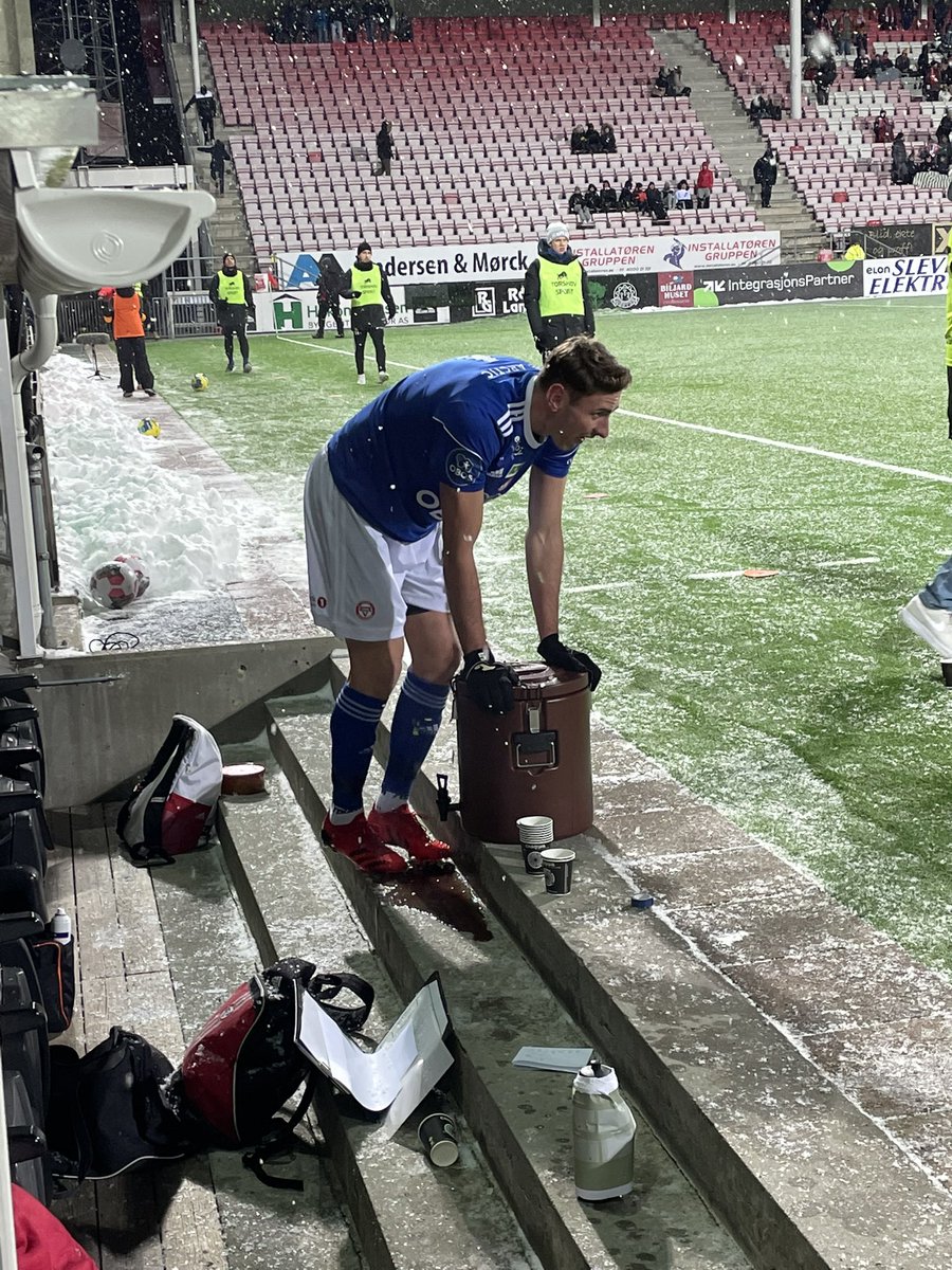 Fotball i desember. Marius Svanberg Alm ute å tømme varm saft på tærne mellom ekstraomgangan…