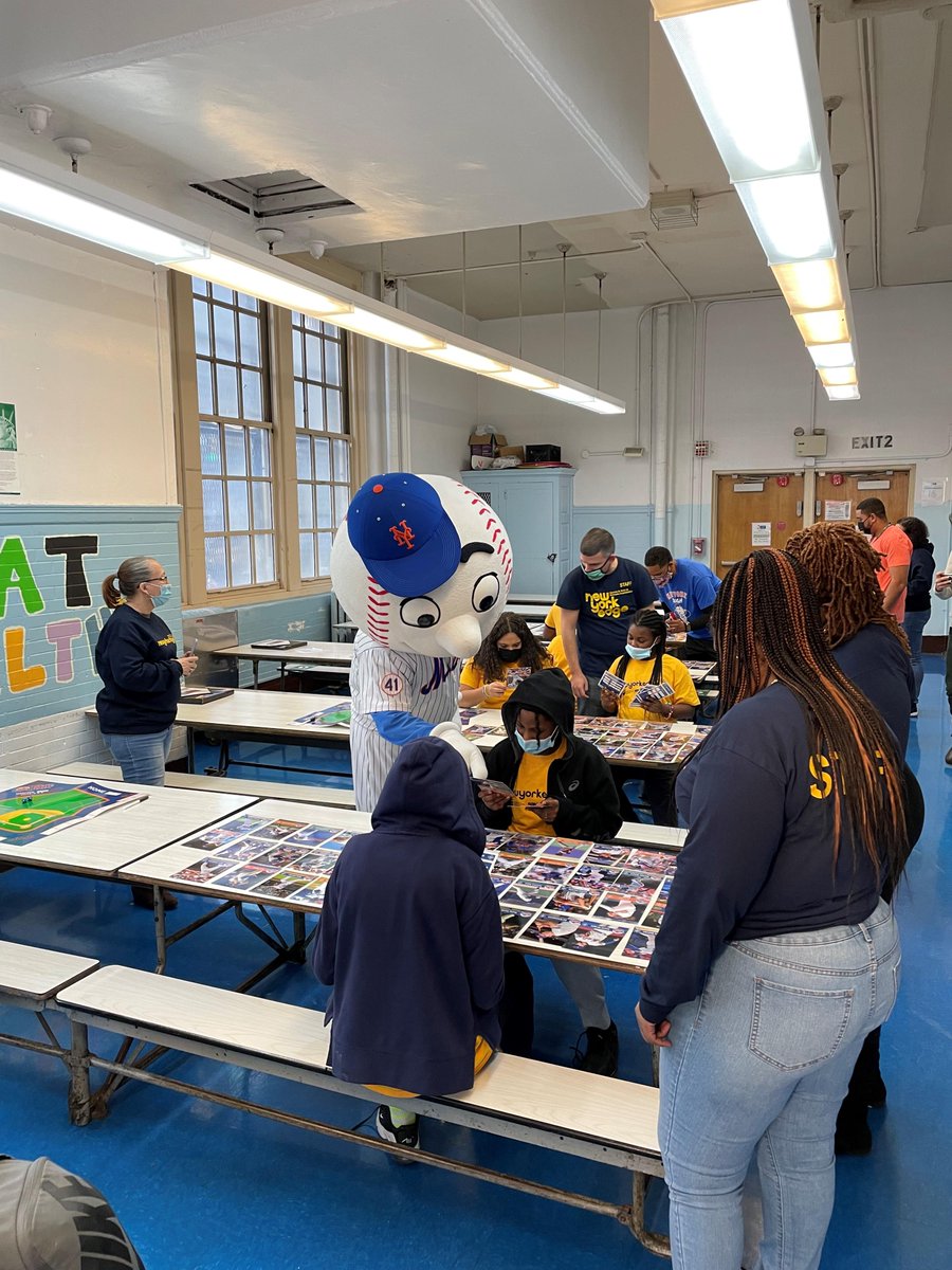 berdon_us's tweet photo. Last week Berdon, along with the @Mets and @Learn_Fresh, joined @New_York_Edge to provide a fun and educational day to students in the local community. Berdon professionals led a round of #STEM Bingo and participated in the #MathHits program! https://t.co/wMWZ2ExHzG