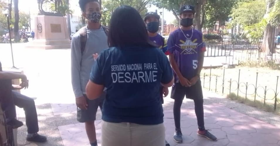 SENADESANZ's tweet photo. #Entérate | En respuesta a las acciones preventivas de la Gran Misión Cuadrantes de Paz, personal de @MIJPSenades realiza abordaje a jóvenes de Barcelona, a fin de crear conciencia y evitar el culto a las armas de fuego. 
#6Dic
#FlexibilizaciónAmpliada https://t.co/39bn5yievB