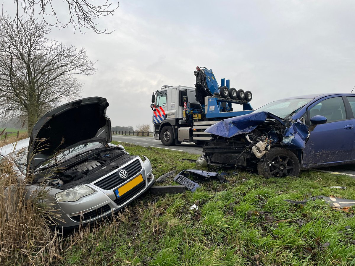 WIS_Sander's tweet photo. Vanmiddag ter plaatse geweest bij een flinke #aanrijding op de #N462 in de gemeente Nieuwkoop. De rijbaan was tijdens het incident volledig afgesloten tussen #Papenveer en #N231 https://t.co/6BTOhwoE2g