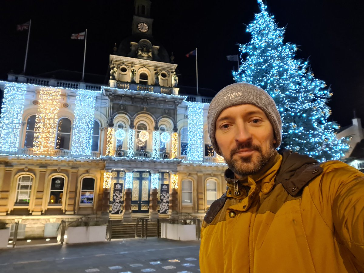 AdamWittekTV's tweet photo. A wee bit of relaxed sightseeing in #Ipswich after a 1-week super intense super fun residency with #PhysicalTheatre powerhouse @GeckoTheatre 🤸🏻♂️
#GeckoTheatre #DanceTheatre #PhysicalActor #PhysicalPerformer #AdamWittek #GermanActor #PolishActor #IpswichTownHall #IpswichWaterfront https://t.co/JXnChh3NHL