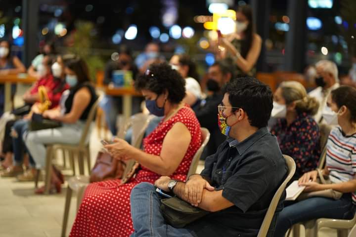 indoleditores's tweet photo. #Índole15Años | Presentación de «A la sombra del barrio», el libro de cuentos de @AmndreRenteria. Gracias a @LibreriaUca y a todos los asistentes. 

Presentó: @hugogonzalez86 
Fotografías: Librería UCA. https://t.co/fVGmBKCxgB
