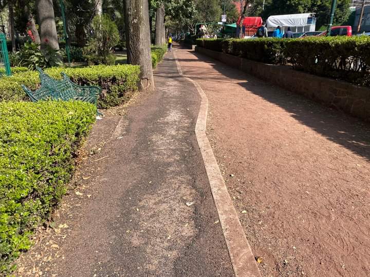 que_es_vivri's tweet photo. @STaboadaMx se les pidió y hasta exigió que no utilizaran ese material costoso de instalar y mantener. Solo hay que ver qué lado está mejor conservado. Urge su atención. @ParqueArboledas #ParquedePilares https://t.co/Z9xS1dZa3c
