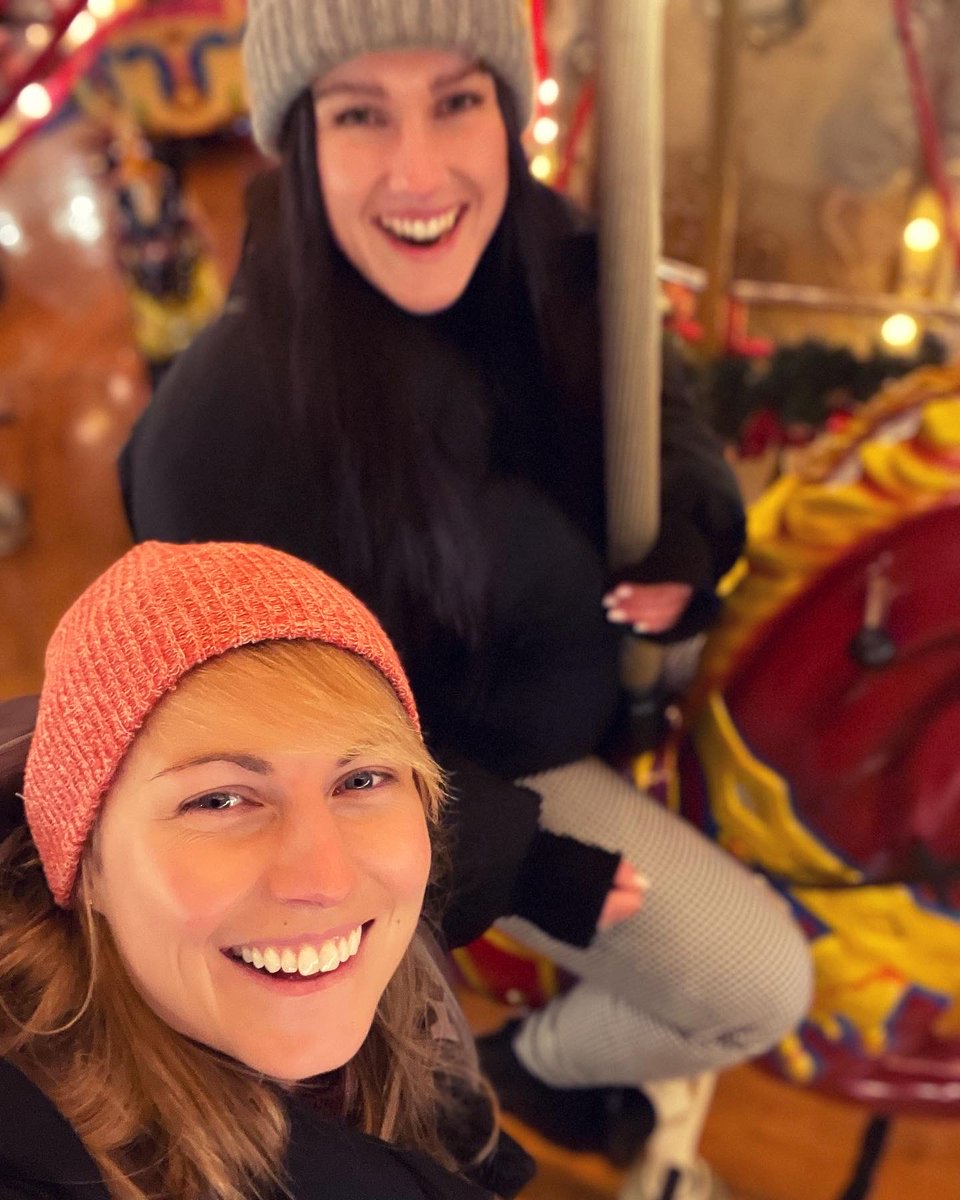 HannahVaughan91's tweet photo. It’s chuffing freezing! ❄️🎄🍻 #edinburgh #scotland #chaophraya #dinnerwithaview #christmasmarkets #festivities #allofthelights #carousel #forgotmygloves #youcantspendthatmoneyhere https://t.co/5GYMaS7x7q