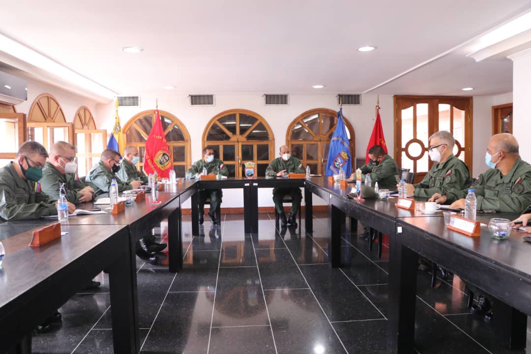 ArmadaFANBVzla's tweet photo. #Hoy || Cmdte Gral de la @ArmadaFANBVzla, ALM @Alexjvb44 presidió reunión con el Estado Mayor Naval, en las instalaciones del Comando General, fin revisar actividades programadas y proyectos a ejecutar 2021-2022, enmarcado en la Campaña #NavegandoAlBicentenario.
@NicolasMaduro https://t.co/ItDbbKNhGj