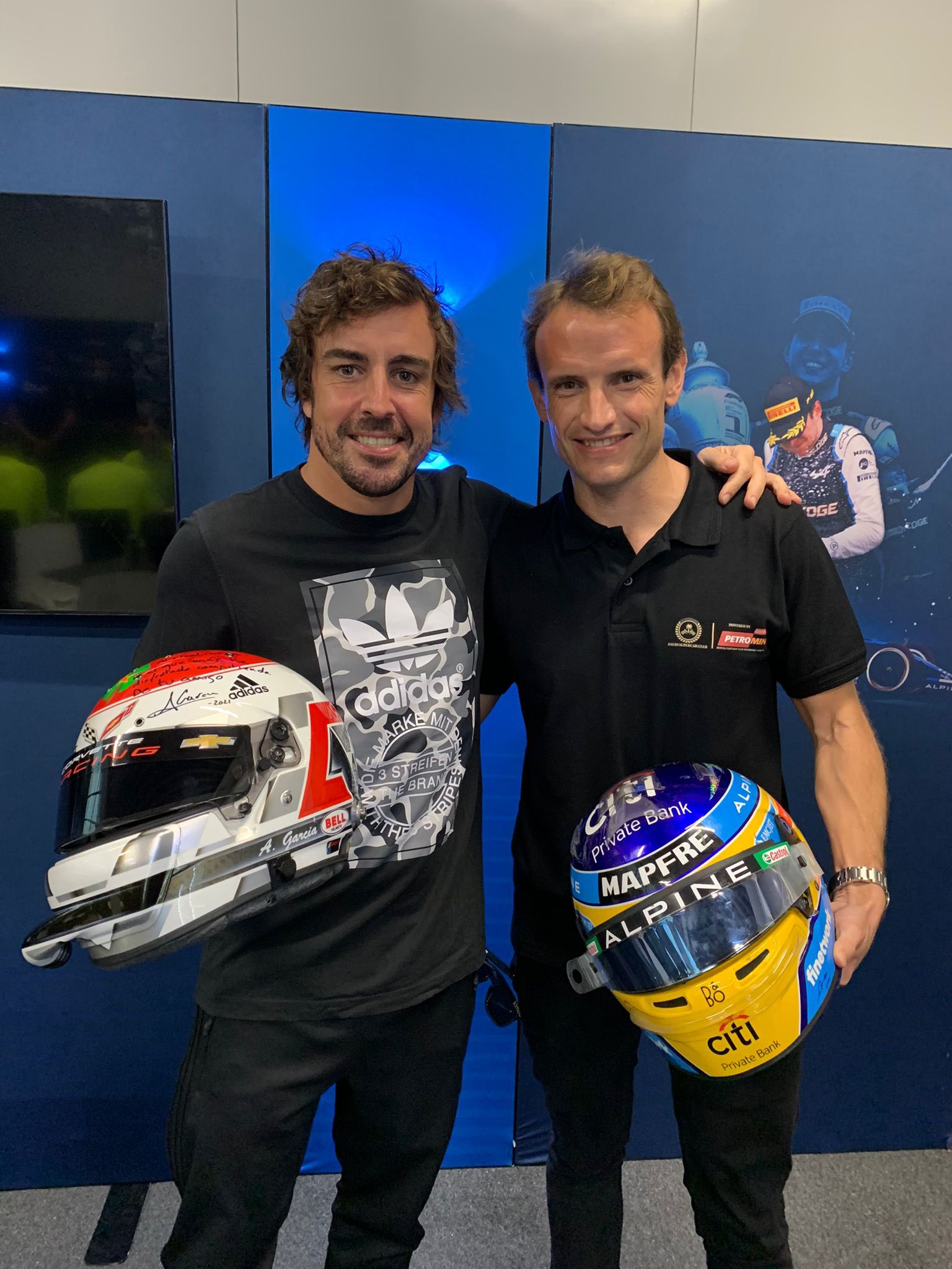 halcón oxígeno diseñador Fernando Alonso on Twitter: "Uno de los cascos que más deseaba del mundo  mundial 🤩! Gracias a mi compañero y amigo @AntonioGarcia_3 !!!  @CircuitoMuseoFA 💙 https://t.co/swf0sWXMZS" / Twitter