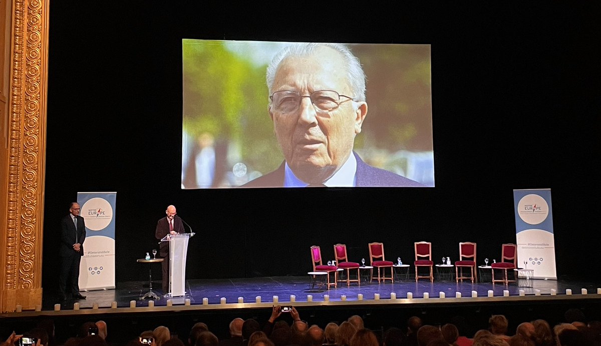 Soirée des 25 ans de #InstitutJacquesDelors, au Théâtre de l’Europe. Message limpide et ciselé, adressé par Jacques Delors pour cet anniversaire, en rappelant toute la force qu’il faut aux gouvernants actuels pour porter aussi haut que les pères fondateurs notre maison à tous🇪🇺❤️