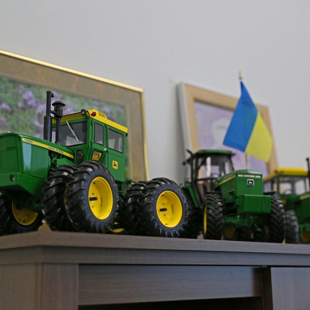 ImperialSeed's tweet photo. Line emโ up! Because you can never have too many tractors in your collection! ๐๐๐
https://t.co/rMS42YRAga
#AgTwitter #JohnDeere #TractorCollection #Tractor #jd #mbag #Saskag #OntAg https://t.co/qshLGSVdfZ
