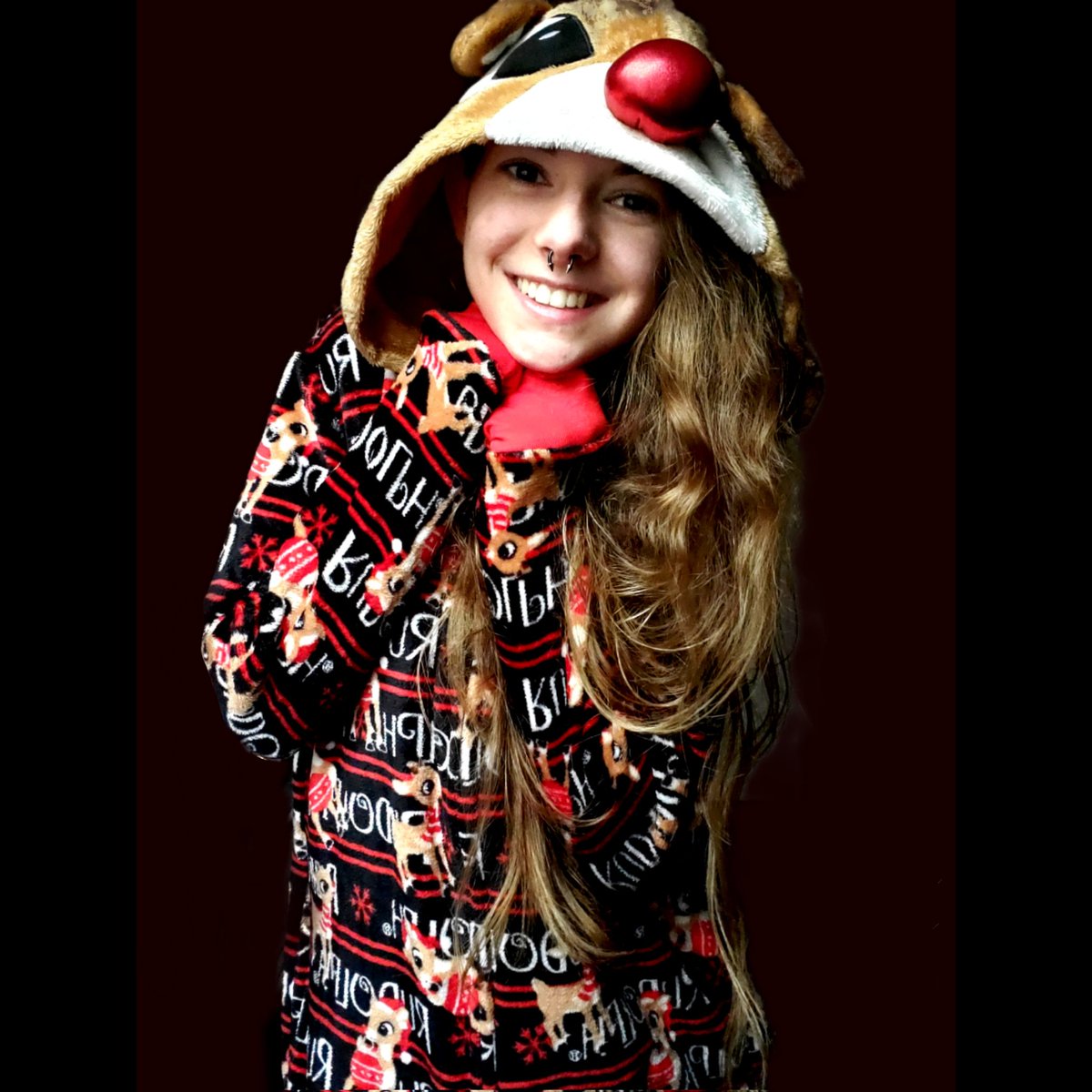 morguee555's tweet photo. Holiday content coming soon to my #onlyfans ❤😘 #LinkInBio 

#Christmas #holidayseason #Christmas2021 #MerryChristmas #HappyHolidays #rudolphtherednosedreindeer #alternativegirls #piercings #Smile https://t.co/k8dxROZivE