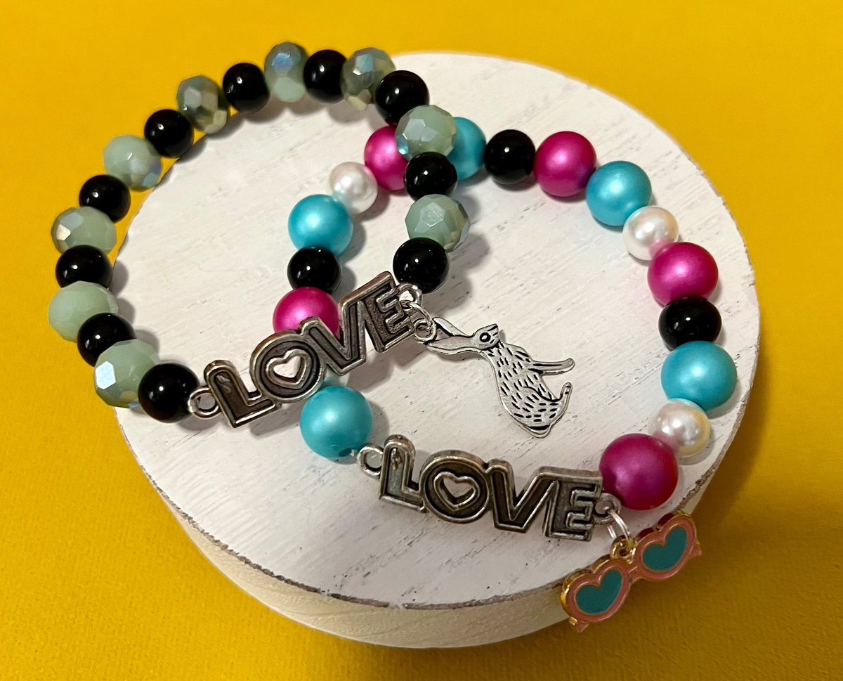 BeadleBums's tweet photo. A little L🖤VE (on Tour)! New beaded stretch bracelets. #LoveonTour #harrystyles https://t.co/ahYfskJX2h https://t.co/XFaOEOz6Js