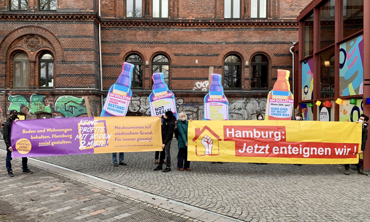 Heute waren wir auf der PK von @KnalltDoll zum #Holstenareal. Der Wert des Geländes ist seit 2016 von 150 auf 364 Mio Euro gestiegen. Die Spekulanten dürfen kein Baurecht bekommen und das Gelände sollte kommunalisiert und sozial entwickelt werden, wie es die Ini u.a. fordert.