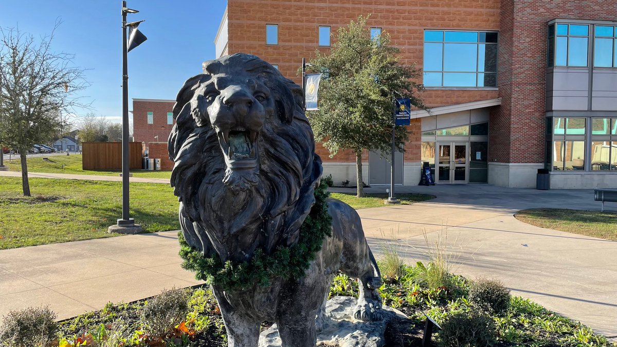 etamuniversity's tweet photo. Looks like someone is already starting to get in the festive spirit at #TAMUC! @LeonidasTAMUC https://t.co/SoeucByD1X