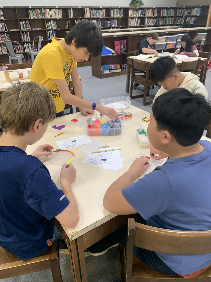 Booksaredivine's tweet photo. Holiday themed maker spaces for Mr. Wright’s class after reading Twas the Night Before Christmas focusing on similes. https://t.co/qjVMo4SZDf