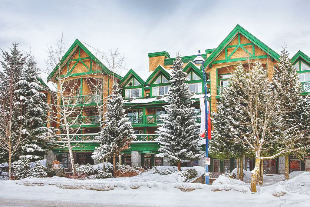 PinnacleWhis's tweet photo. It's beginning to look a lot like Christmas 🌲 | #PinnacleHotelWhistler https://t.co/k3SnRjZlH0