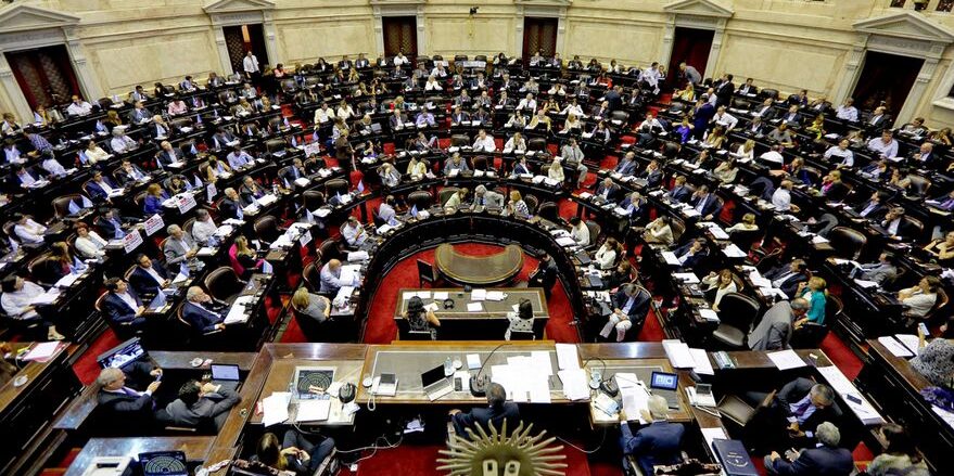 🙋🏽‍♀️🙋🏻‍♀️🙋‍♀️Género en #Diputados: se logró el porcentaje histórico más alto de mujeres.
📢 Por primera vez, los representantes de la Cámara fueron electos bajo la #LeyDeParidad. En diciembre, el 46,5% de las bancas serán femeninas.
👉Leé la nota en bit.ly/31zONjk