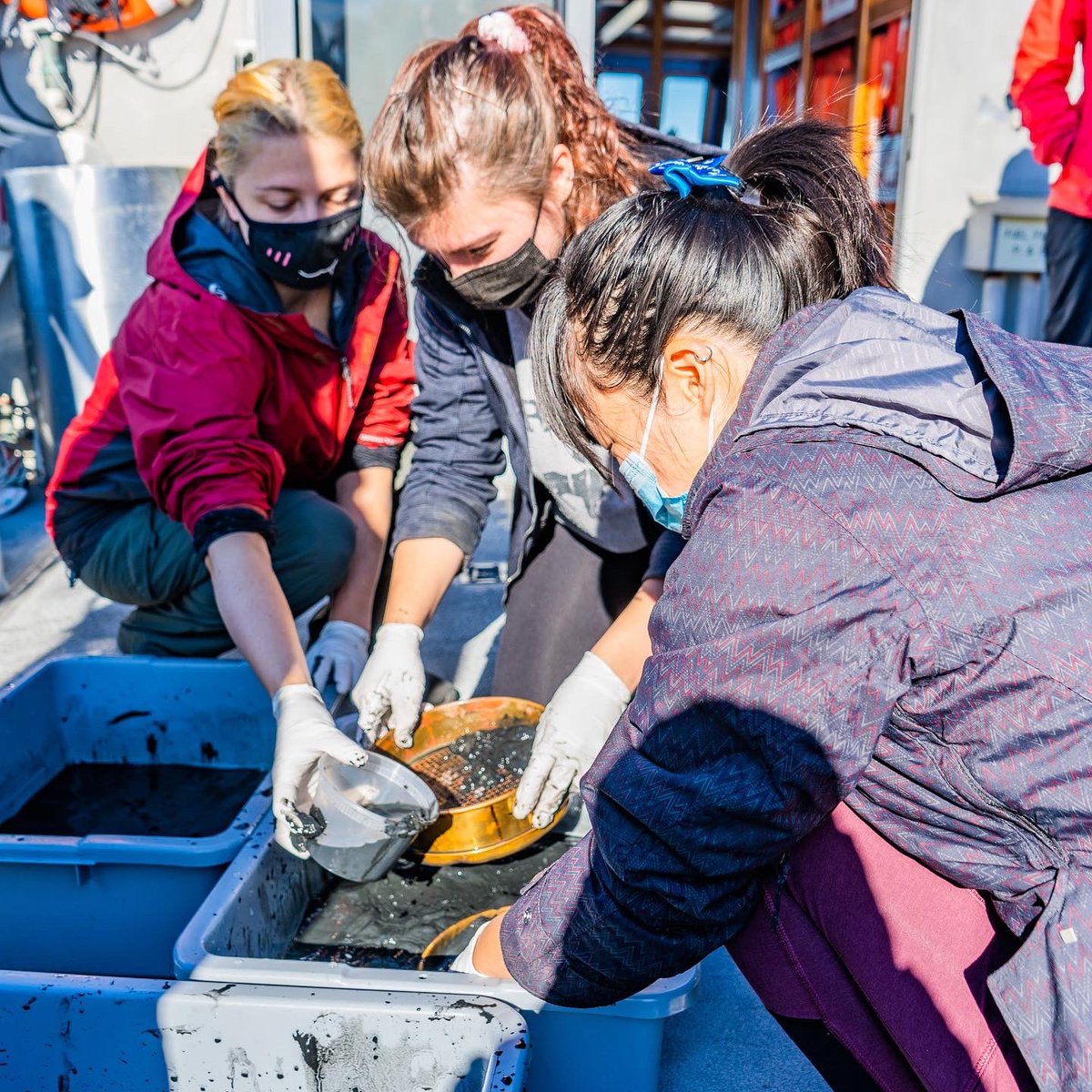NU_ThreeSeas's tweet photo. Thank you @UMassBoston and Captain Russell Bowles for an amazing trip on the harbor it was so much fun sampling its water column and benthic composition!
#nuexperience #cosconnects #northeasternuniversity #bostonharborislands #spectacleisland #umassboston https://t.co/isEaa6Ojso