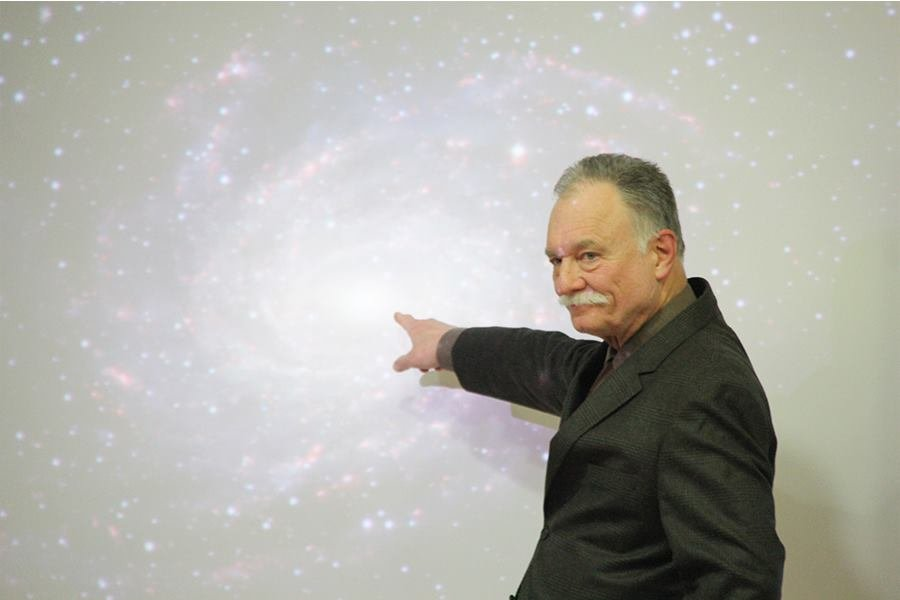 Değerli dostlar
USTA'mızı kaybettik.
Allah rahmet eylesin;
başımız sağ olsun;
makamı âli olsun.
Tüm sevenlerine sabır niyaz ediyorum.