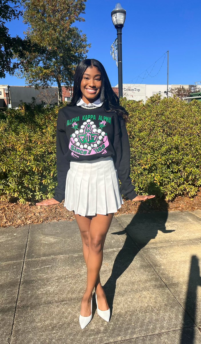 _sshheeiillaa_'s tweet photo. Kept My Standards High &amp; My Pinky Higher. Only the PHINEST make it into AKAland, allow me to reintroduce myself as PreTEA MirAKAlous. 

Fall ‘21 | AΘ | 42💗💚
#GramFam https://t.co/tWkfwz2lic