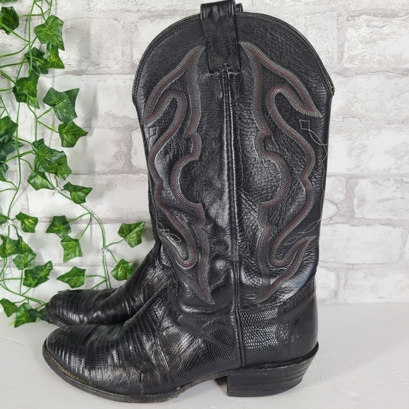 IvonCage's tweet photo. So good I had to share! Check out all the items I'm loving on @Poshmarkapp #poshmark #fashion #style #shopmycloset #nocona #crocs #charlotterusse: https://t.co/BiVhfxRtet https://t.co/Rg6459A80F