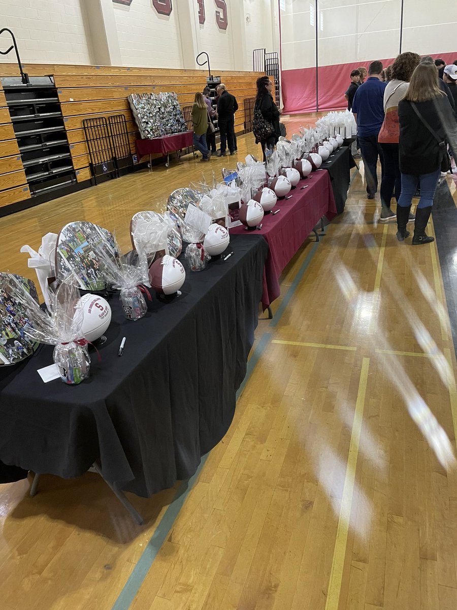 SobratoFootball's tweet photo. Our 2021 football banquet is in the books! Thank you Bulldog Families!
#2Claps2Barks
#WeAreSHS https://t.co/fM1uKkDMtr
