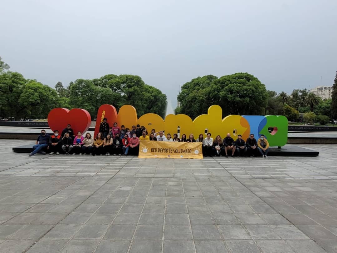 Inclusionmza1's tweet photo. ⚡El día sábado recibimos al grupo de fútbol femenino de Lavalle, Valkirias, junto a la Red de deporte solidario, la @UNCUYO y el intendente de la Ciudad @UlpianoSuarez

Seguimos apostando por el deporte como herramienta transversal hacia la Inclusión ⚽️✊🏻 https://t.co/bwfgfUhYkT