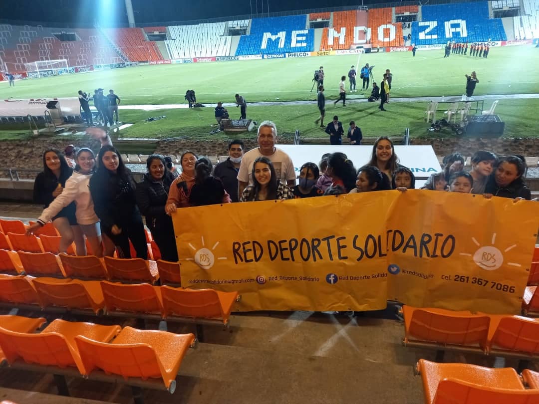 Inclusionmza1's tweet photo. ⚡El día sábado recibimos al grupo de fútbol femenino de Lavalle, Valkirias, junto a la Red de deporte solidario, la @UNCUYO y el intendente de la Ciudad @UlpianoSuarez

Seguimos apostando por el deporte como herramienta transversal hacia la Inclusión ⚽️✊🏻 https://t.co/bwfgfUhYkT
