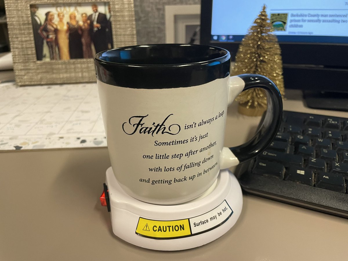 CiaraSpeller's tweet photo. Tell me you work the night shift without telling me you work the night shift..
game changer ππ½ #CoffeeTime #electricwarmer #PMnewserProblems https://t.co/Ghs6nnWKg3