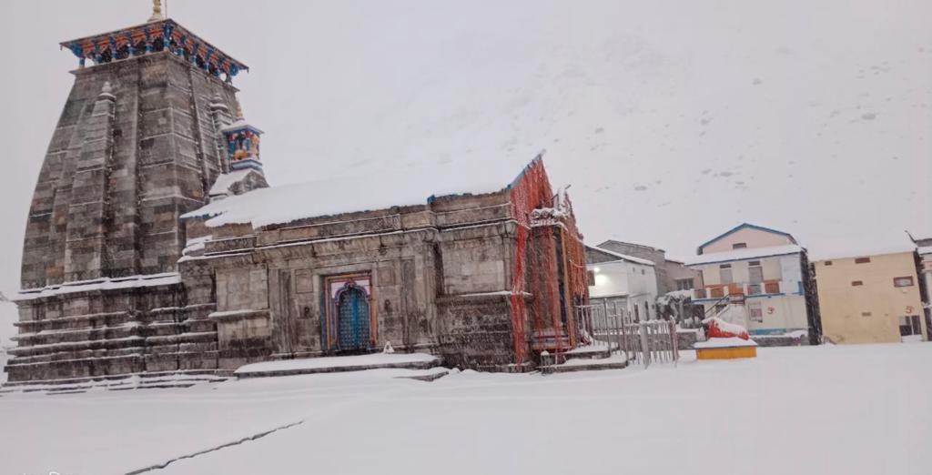 ANI's tweet photo. Kedarnath temple in Uttarakhand covered under a thick blanket of snow https://t.co/GiUusK5W6n