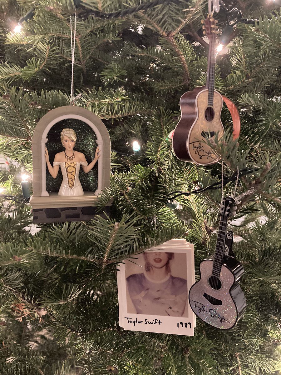 ThreeSwift's tweet photo. Why yes @taylorswift13 is part of my Christmas https://t.co/d71Gugj88r