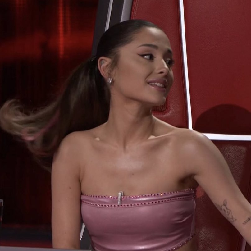 infoari's tweet photo. Novo visual de Ariana com mechas rosas no cabelo! 💗 https://t.co/Hc1WzGLDBv