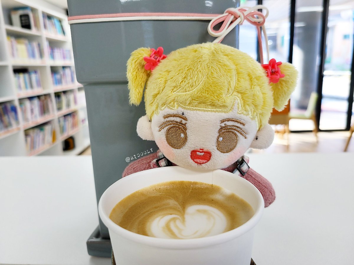 #출근솜

마망 모닝 커피사러 가서
이쁨 뽐내는 #예뽀
트리도 보고 미리 크리스마스도 하지만
라떼에 가장 해맑았다고 합니다💕☕

#삐삐챠
👕 @xiu_bokk 
👖 <a href="/the_stitch_room/">더스티치룸</a> 
👟 @idolllook_on