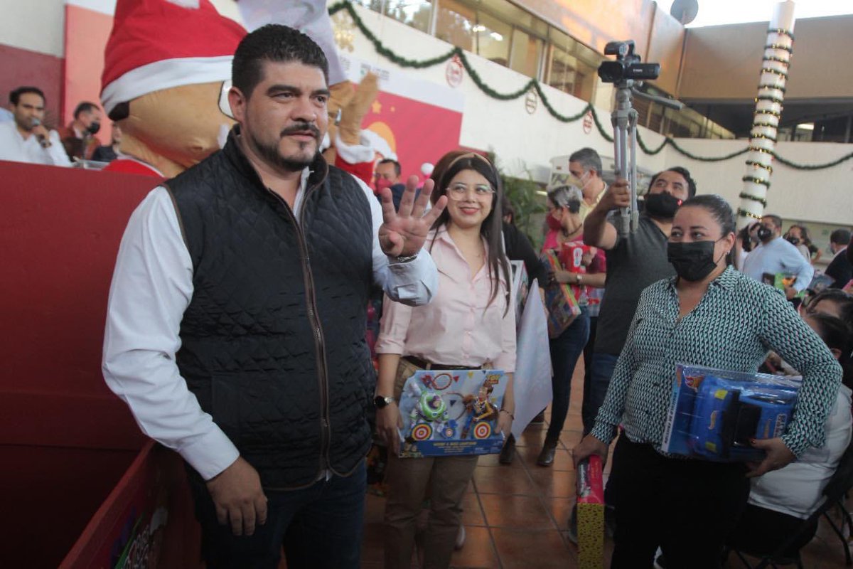 ZenyazenEscobar's tweet photo. Desde este 6 de diciembre hasta el próximo 4 de enero, estaremos recibiendo en las 12 delegaciones de esta Secretaría tus donativos. Se reciben artículos nuevos o usados, pero en buen estado, que no requieran baterías ni promuevan la violencia. https://t.co/lyy4Iic0lm
