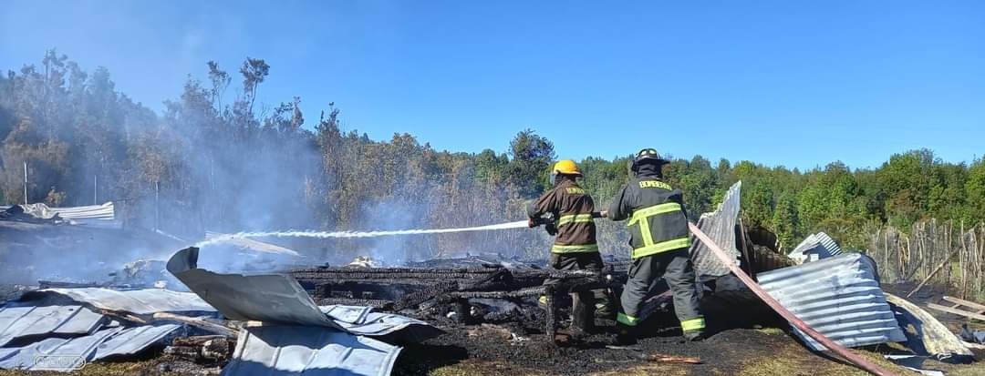 erchiloe's tweet photo. #Chonchi 🚨
Daños totales producto de incendio estructural en una vivienda en el sector rural de #Quiao.
📷 https://t.co/KYyrXh0Uyl https://t.co/NqhiTcJETh