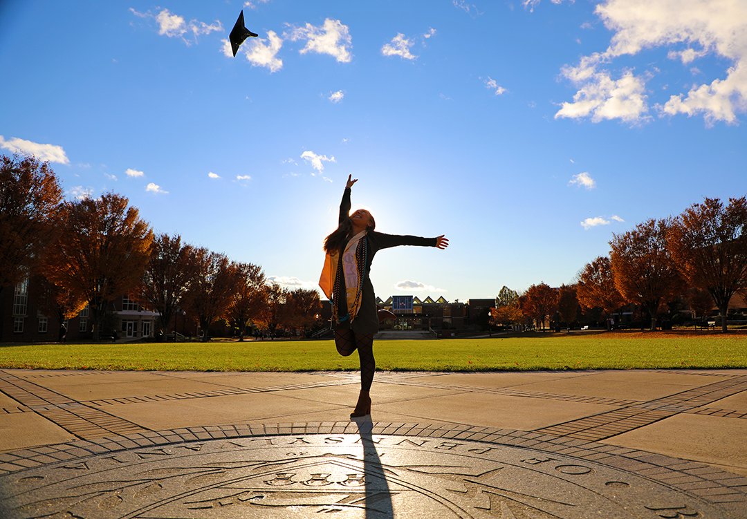BloomsburgU's tweet image. Grad szn 🎉🎓🐾 #BloomOnward #HuskyUnleashed #BUClass2021 #graduation