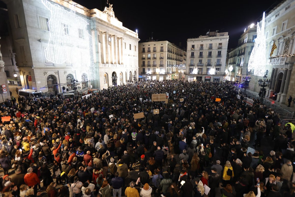 disidente222222's tweet photo. Los "300" de Barcelona según la TV https://t.co/jBSJTVd7qZ