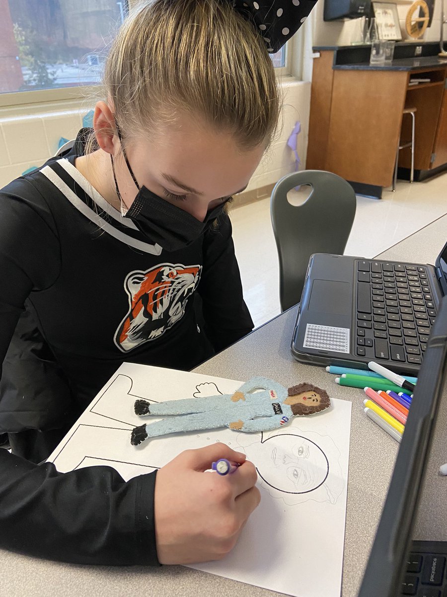HINeSMnSTEM's tweet photo. #FlatSally canβt wait to meet all her new #FlatFriends #STEAM #CFEVS https://t.co/wFH4c1GG2u