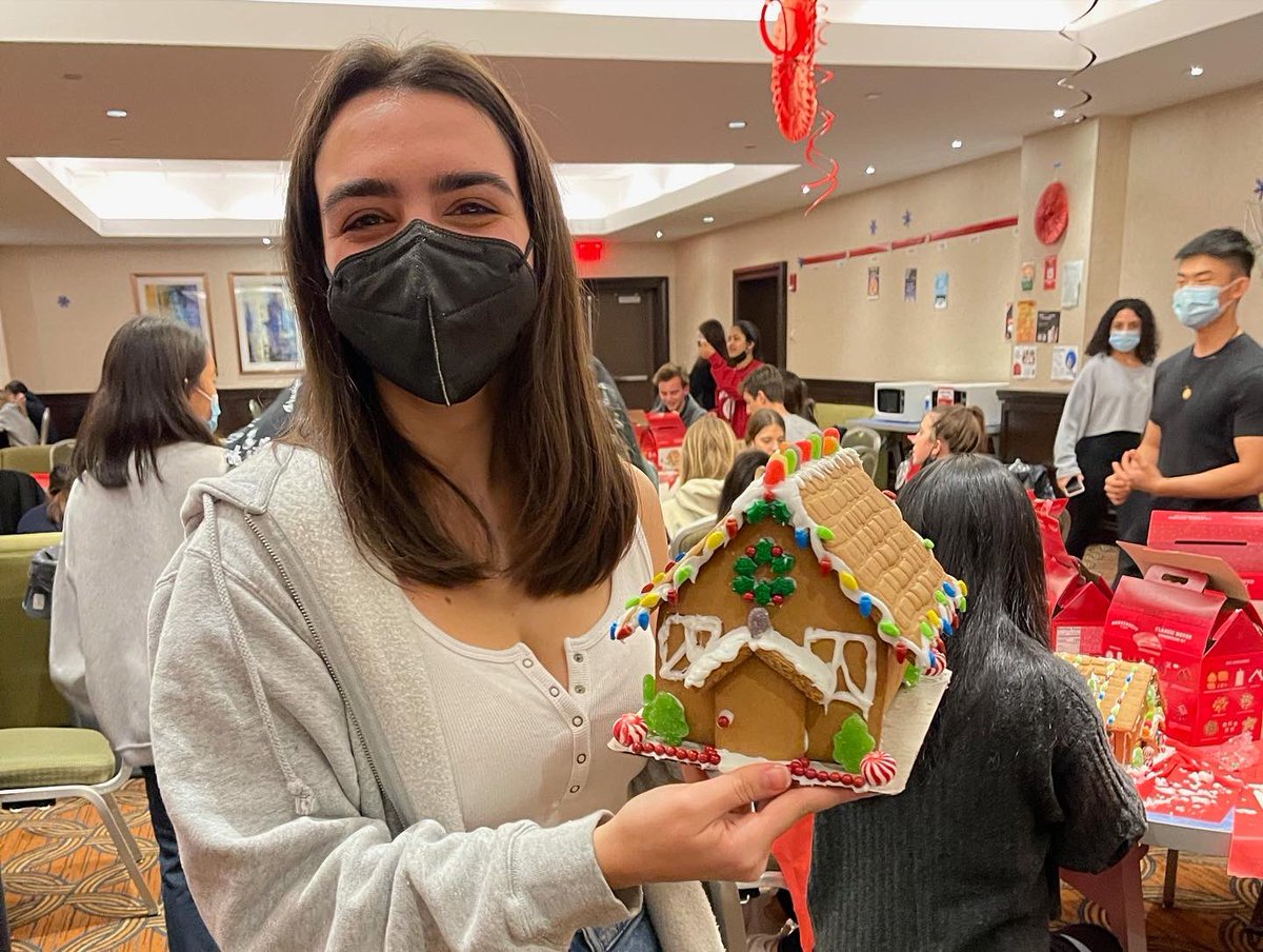 TheNUinProgram's tweet image. N.U.in Boston students have been enjoying this festive season in the city! We’ve attended the Holiday Pops, had a gingerbread house making competition, built snowmen inside, and stuffed our very own huskies! #NUin2021