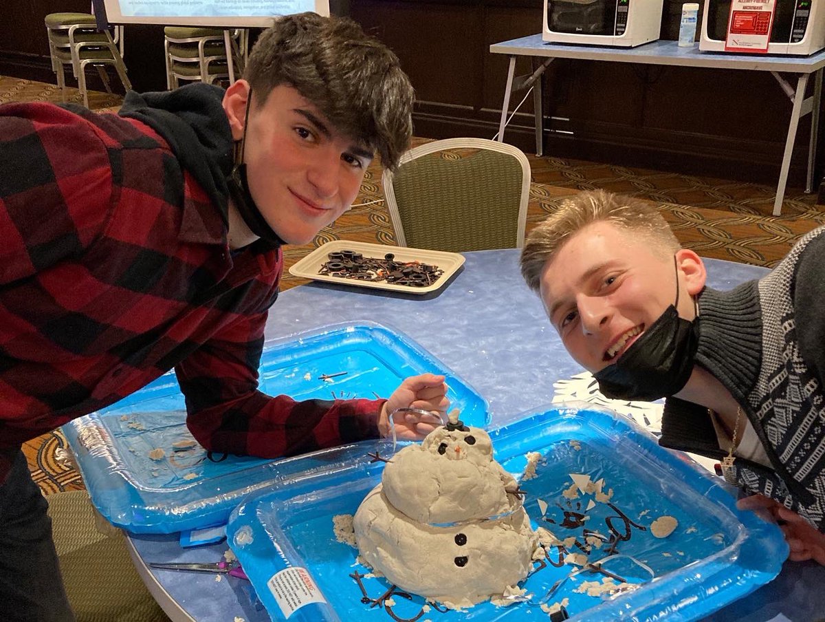 TheNUinProgram's tweet image. N.U.in Boston students have been enjoying this festive season in the city! We’ve attended the Holiday Pops, had a gingerbread house making competition, built snowmen inside, and stuffed our very own huskies! #NUin2021
