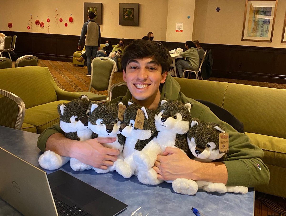 TheNUinProgram's tweet image. N.U.in Boston students have been enjoying this festive season in the city! We’ve attended the Holiday Pops, had a gingerbread house making competition, built snowmen inside, and stuffed our very own huskies! #NUin2021