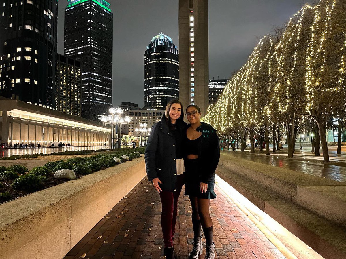 TheNUinProgram's tweet image. N.U.in Boston students have been enjoying this festive season in the city! We’ve attended the Holiday Pops, had a gingerbread house making competition, built snowmen inside, and stuffed our very own huskies! #NUin2021
