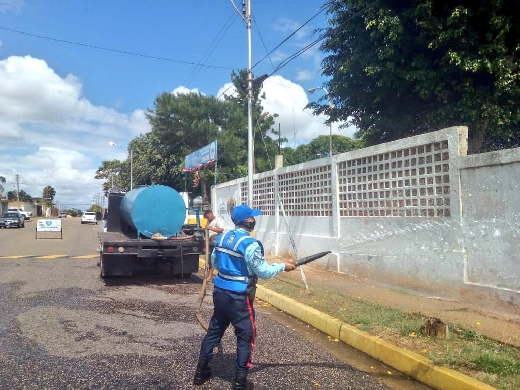 SECSC_ANZ's tweet photo. #06Dic| En articulación con @cnb_anzoategui y PC de realiza jornada de desinfección y saneamiento en instancias dependientes de la Policía del estado Anzoátegui @IAPANZ en el eje sur de la entidad. 

@REDI__ORIENTAL 
@zodi_anz https://t.co/GDp16bPq0j