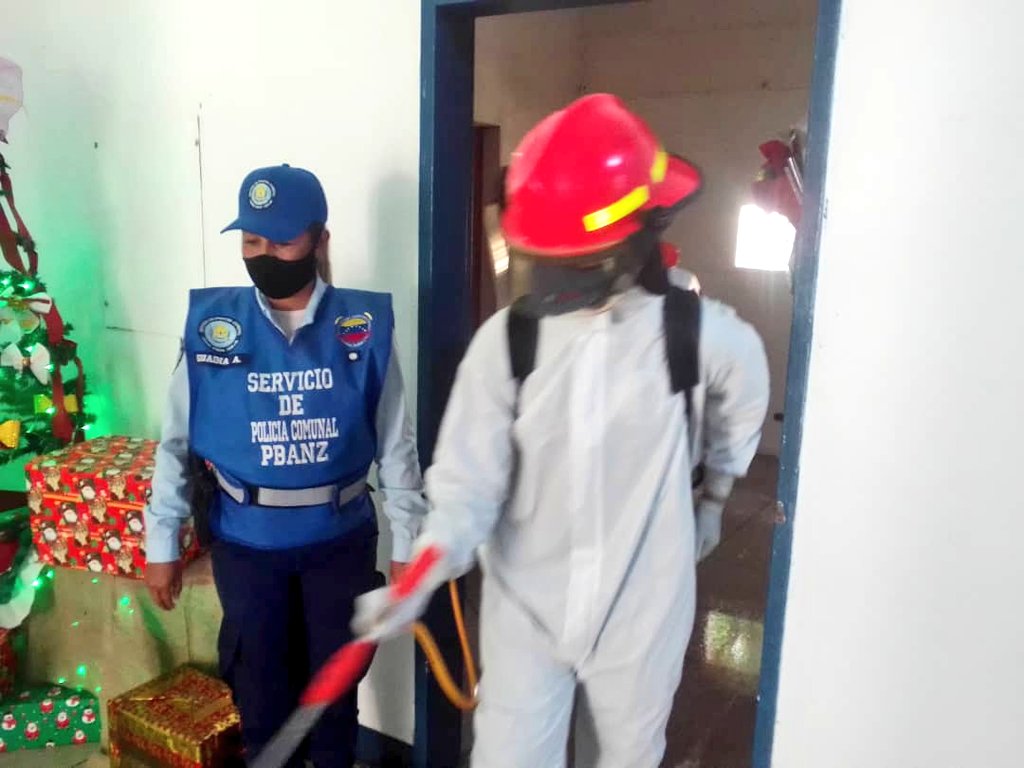 SECSC_ANZ's tweet photo. #06Dic| En articulación con @cnb_anzoategui y PC de realiza jornada de desinfección y saneamiento en instancias dependientes de la Policía del estado Anzoátegui @IAPANZ en el eje sur de la entidad. 

@REDI__ORIENTAL 
@zodi_anz https://t.co/GDp16bPq0j