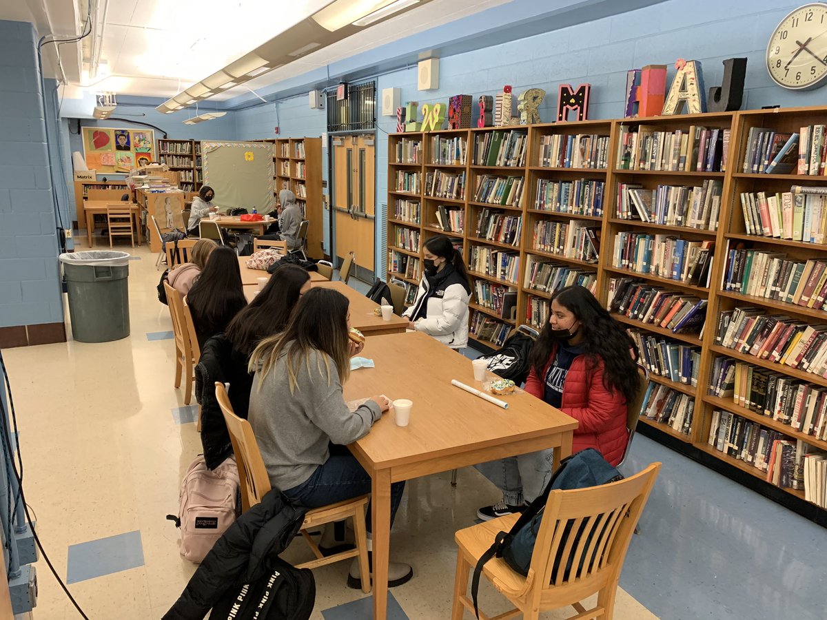 PitsakisClass's tweet photo. 11th Grade Honor Roll Breakfast today! These students have worked very hard this year and really deserve all the recognition they can get!
#GDubProud #GDubMade #GDubStrong #PitsakisClass https://t.co/2gc9OdGVl2