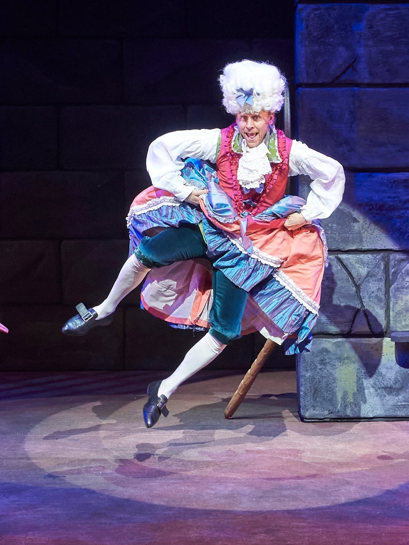 FF9F5ZJXsAcFDM8?format=jpg&name=large