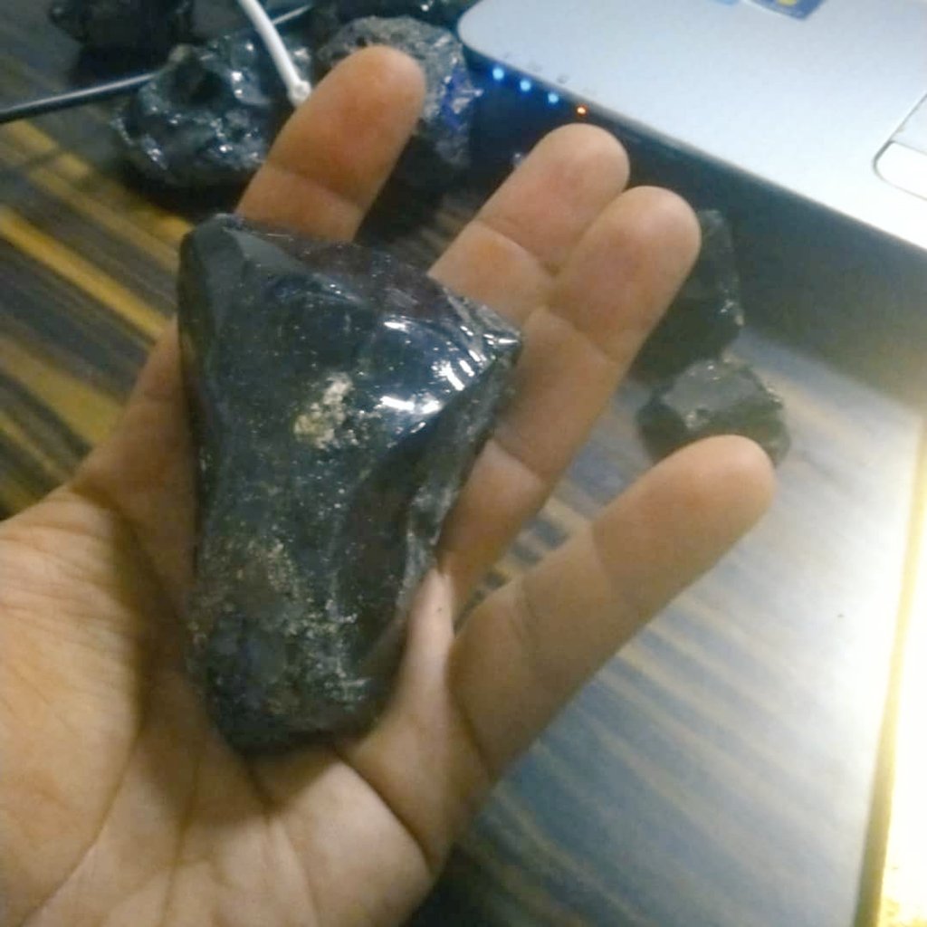 MOzboya's tweet photo. #Valuable #black #original #Obsidian Natural #gemstone Ready for #sale 100kgs #volcanicglass 10.000$. These obsidians include some valuable metals. #Minecraft #gameofthrones #oldestgemstone #nftcollector #HappyNewYear #valuablegift #giftideas #mutluyillar #hosgeldin2022 #Tesla https://t.co/6bI45kri2Y
