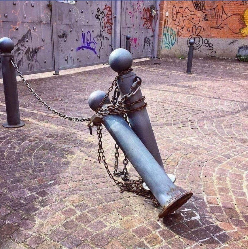 Qué bonitos son los bolardos enamorados.