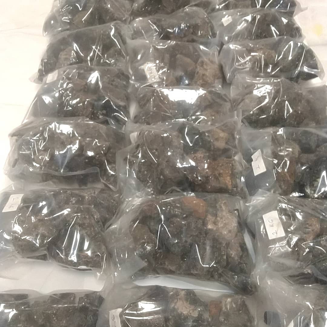 MOzboya's tweet photo. #Valuable #black #original #Obsidian Natural #gemstone Ready for #sale 100kgs #volcanicglass 10.000$. These obsidians include some valuable metals. #Minecraft #gameofthrones #oldestgemstone #nftcollector #HappyNewYear #valuablegift #giftideas #mutluyillar #hosgeldin2022 #Tesla https://t.co/6bI45kri2Y