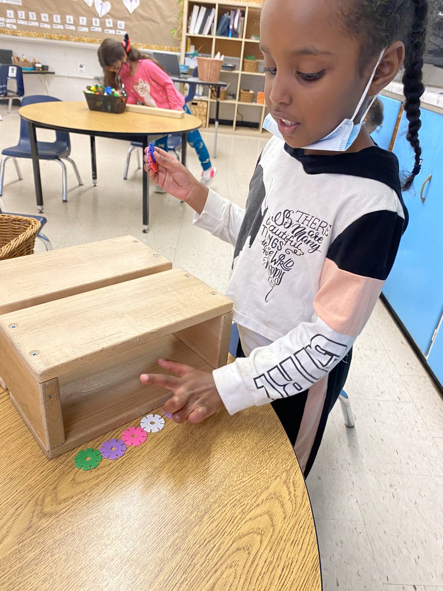 B_DelleMonache's tweet photo. We are learning to measure using objects in the classroom! @PEWelland https://t.co/jNsFzuecBC