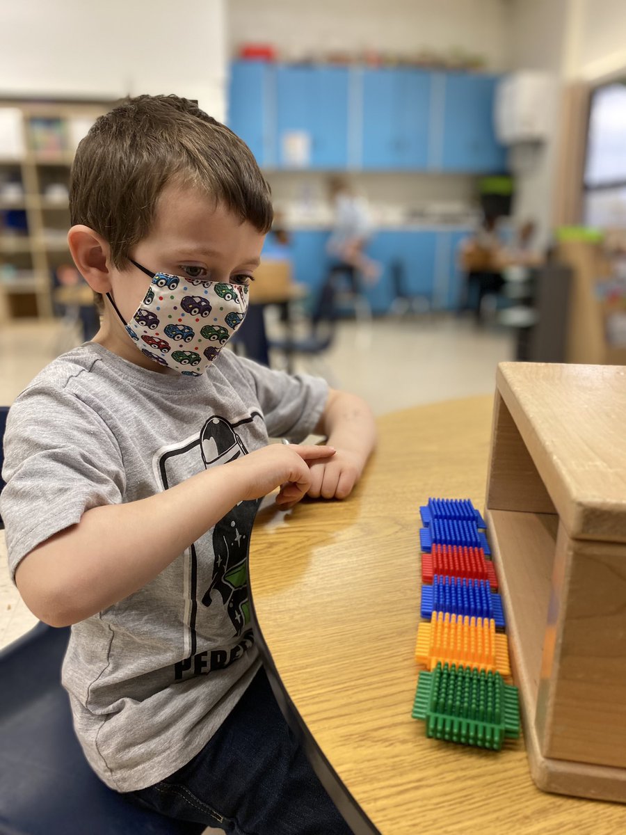 B_DelleMonache's tweet photo. We are learning to measure using objects in the classroom! @PEWelland https://t.co/jNsFzuecBC